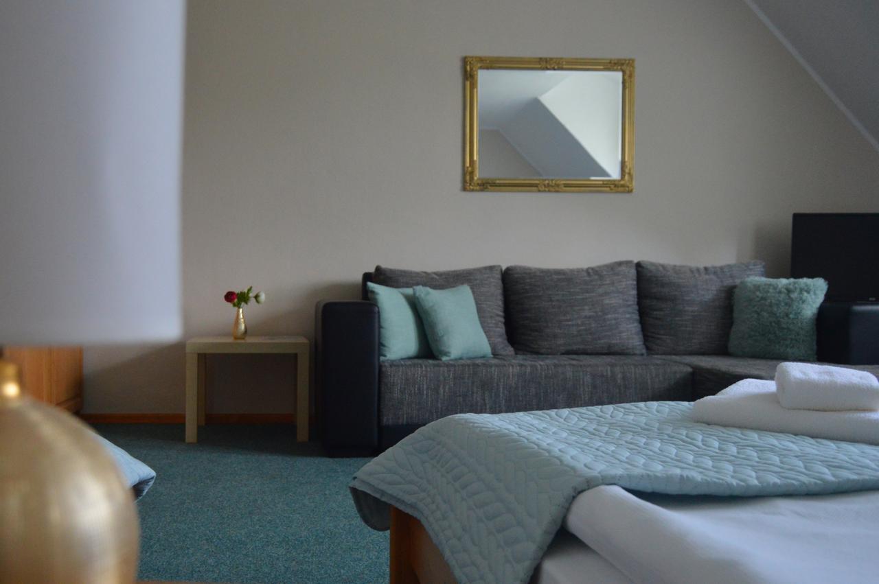 Motel Gombas Eksteriør billede