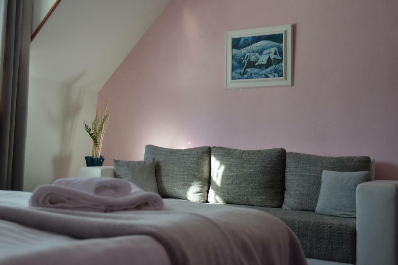 Motel Gombas Eksteriør billede